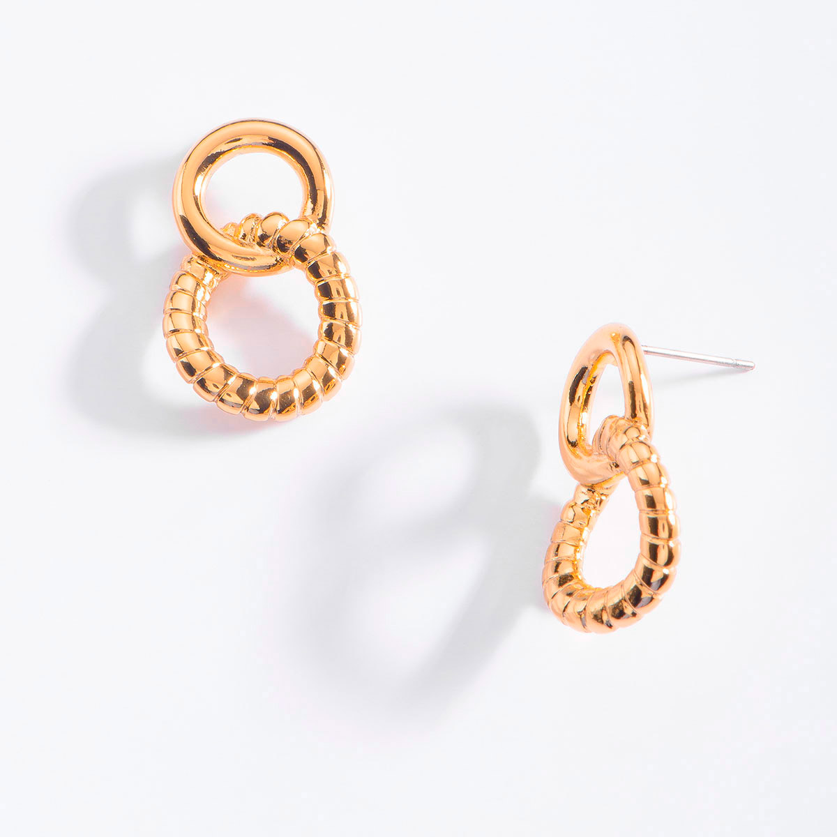 Elegancia con Arete Argolla Dorado