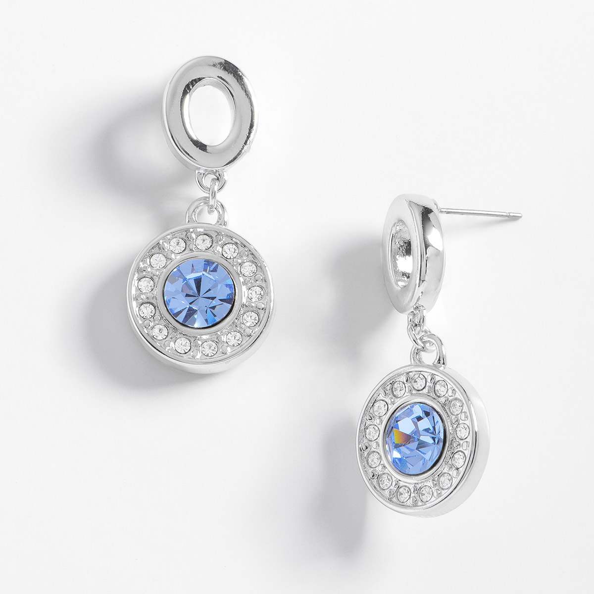 Elegancia Redefinida con Arete Platino Cristales y Cristal Azul